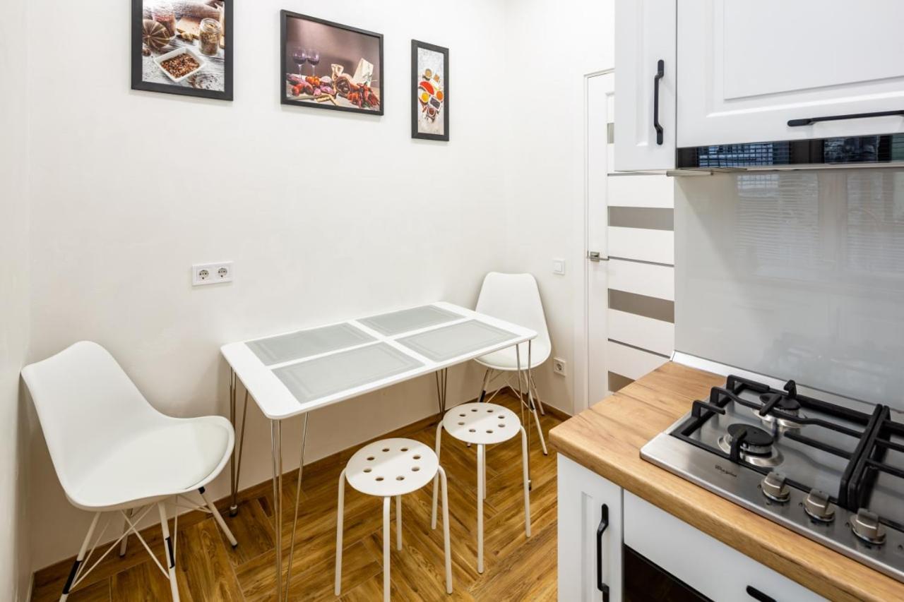 Three Bedroom Apartment On Rynok Square Leópolis Exterior foto