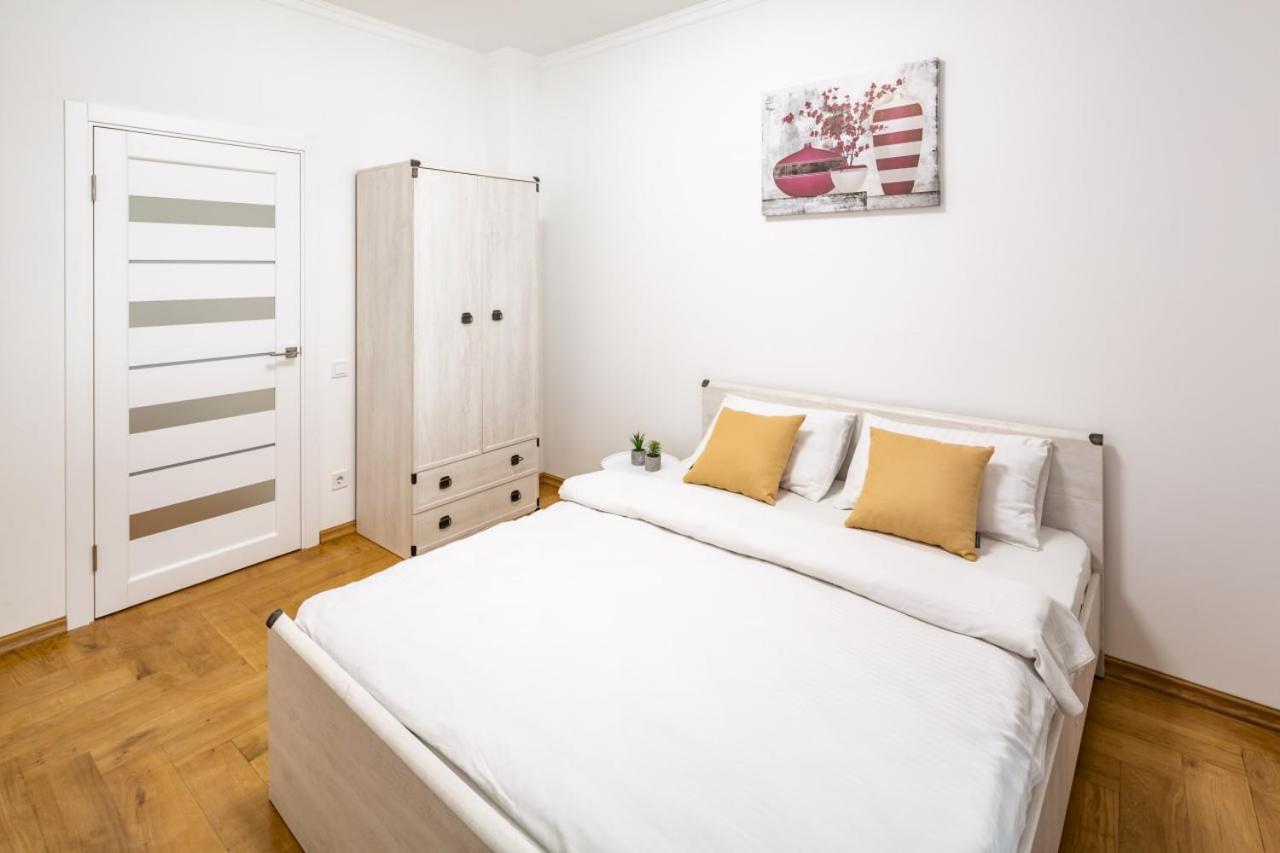 Three Bedroom Apartment On Rynok Square Leópolis Exterior foto